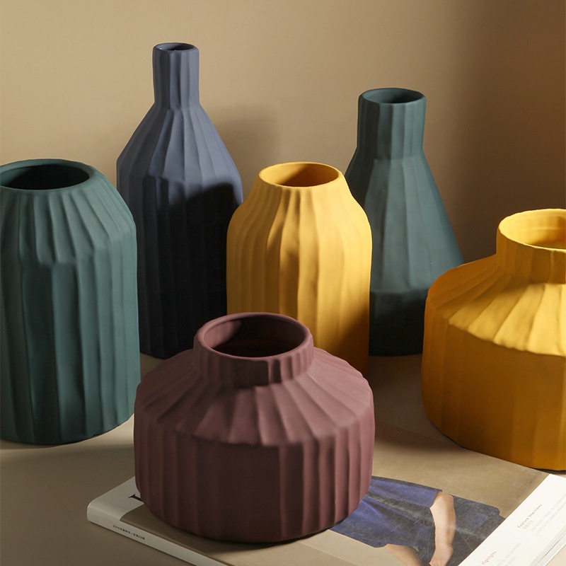 Vase Korinthos en céramique au design vintage par Pavao Studio